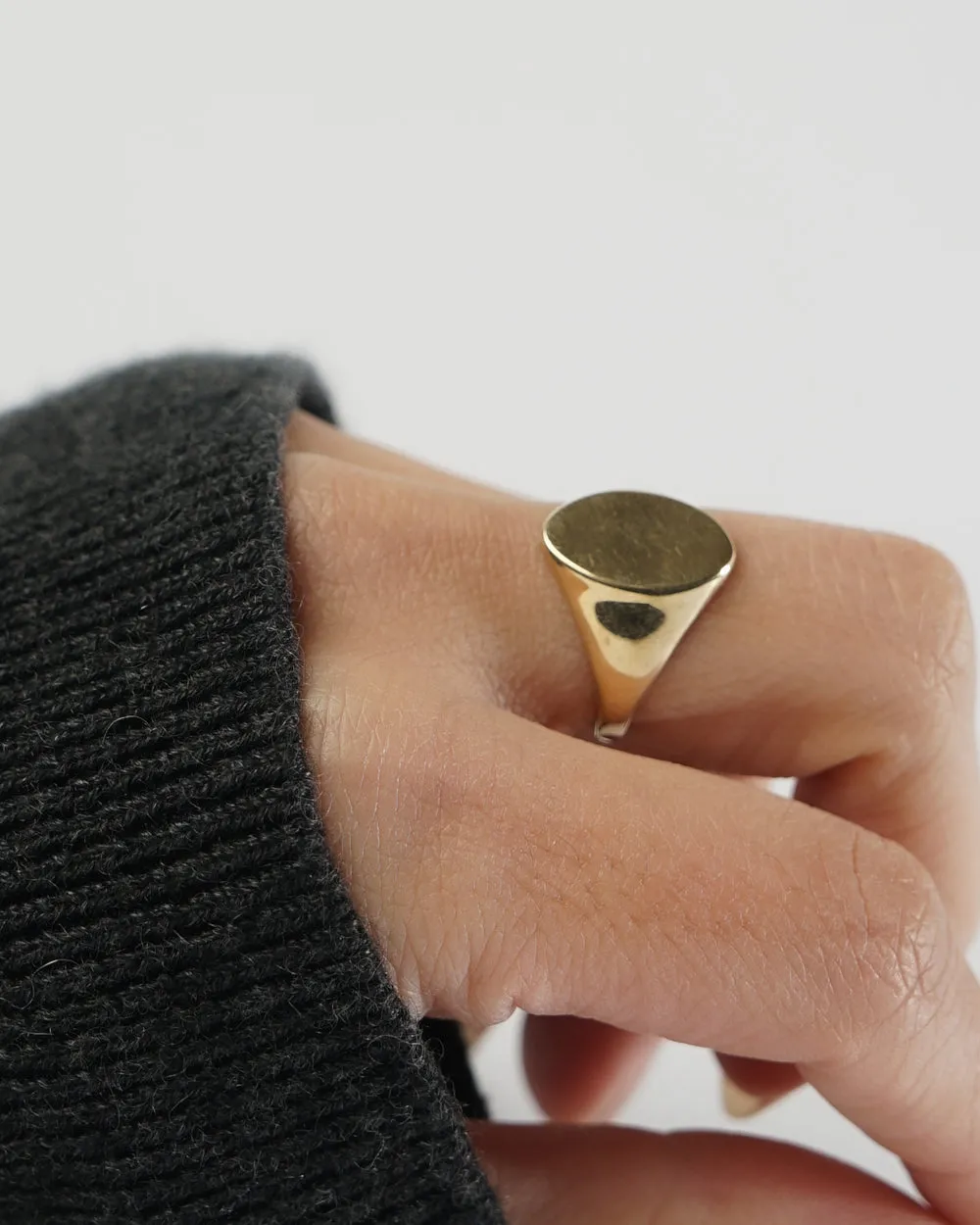 14k Gold Signet Ring / size: 5