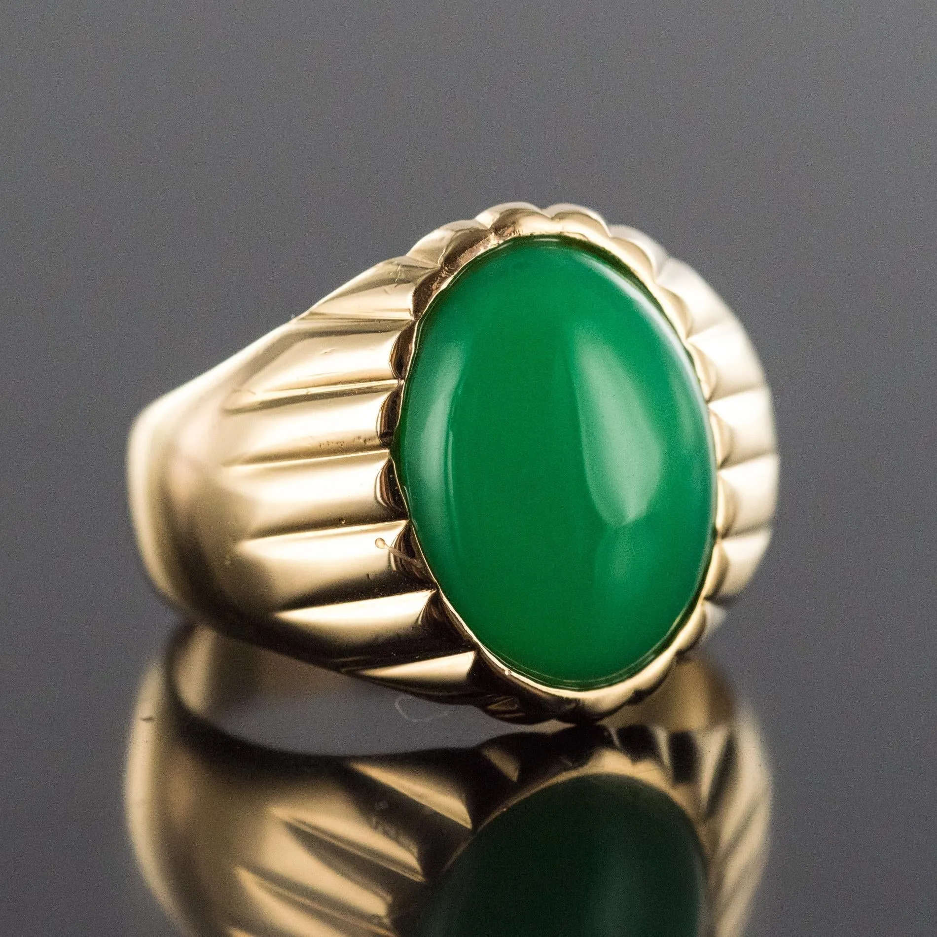 1960s 6 Carat Chrysoprase 18 Karat Yellow Gold Signet Ring