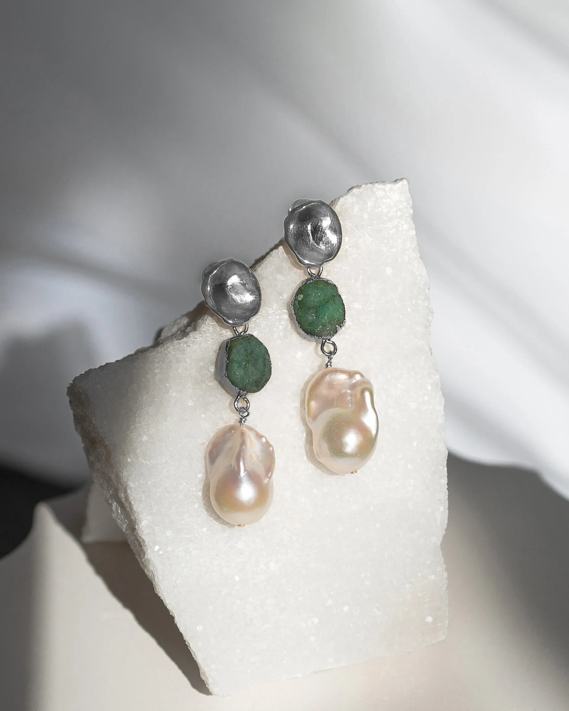 May | Emerald Birthstones x Pearls Earrings