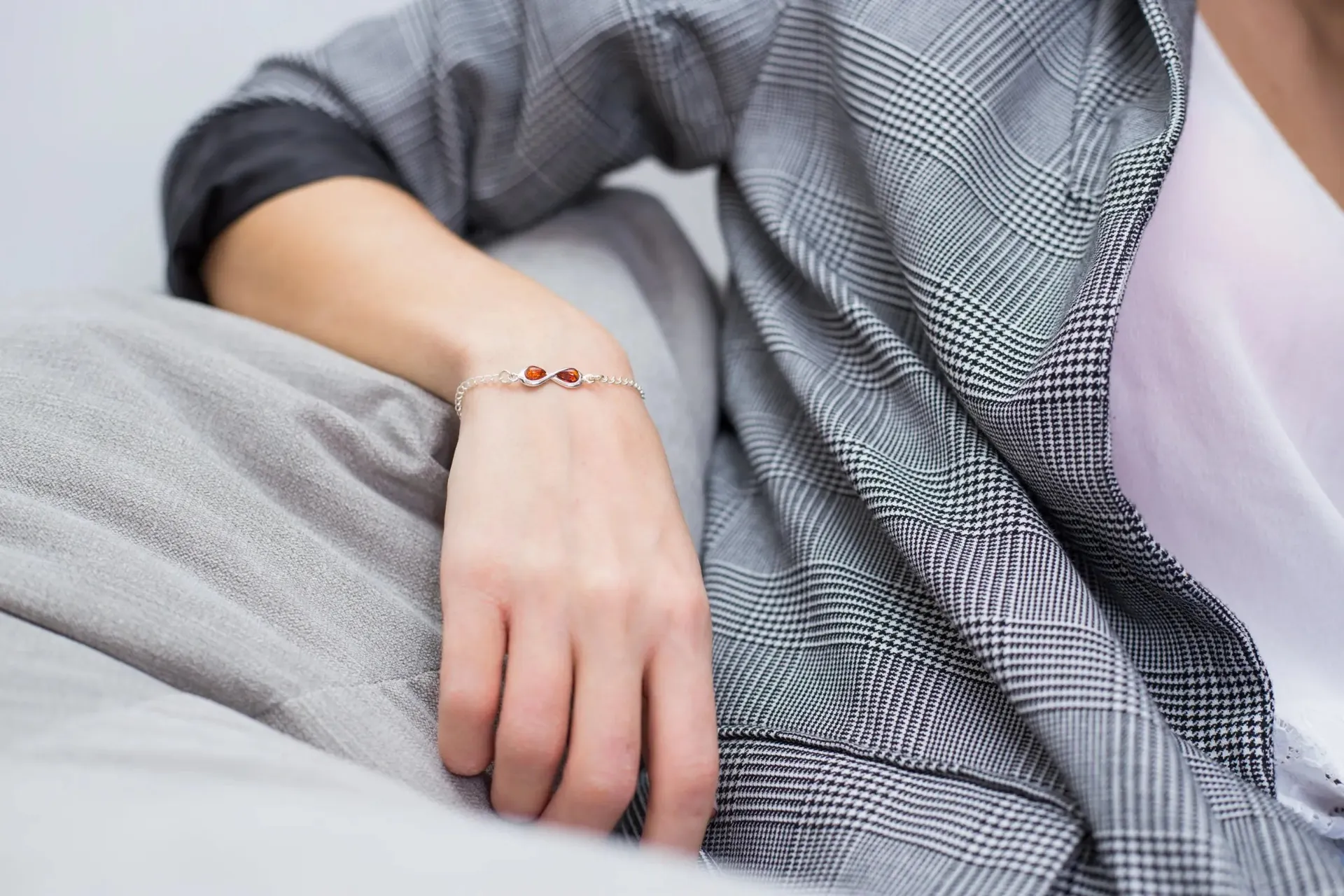 Silver Link Chain Infinity Bracelet - Minimal & Timeless Accessory for Everyday Wear