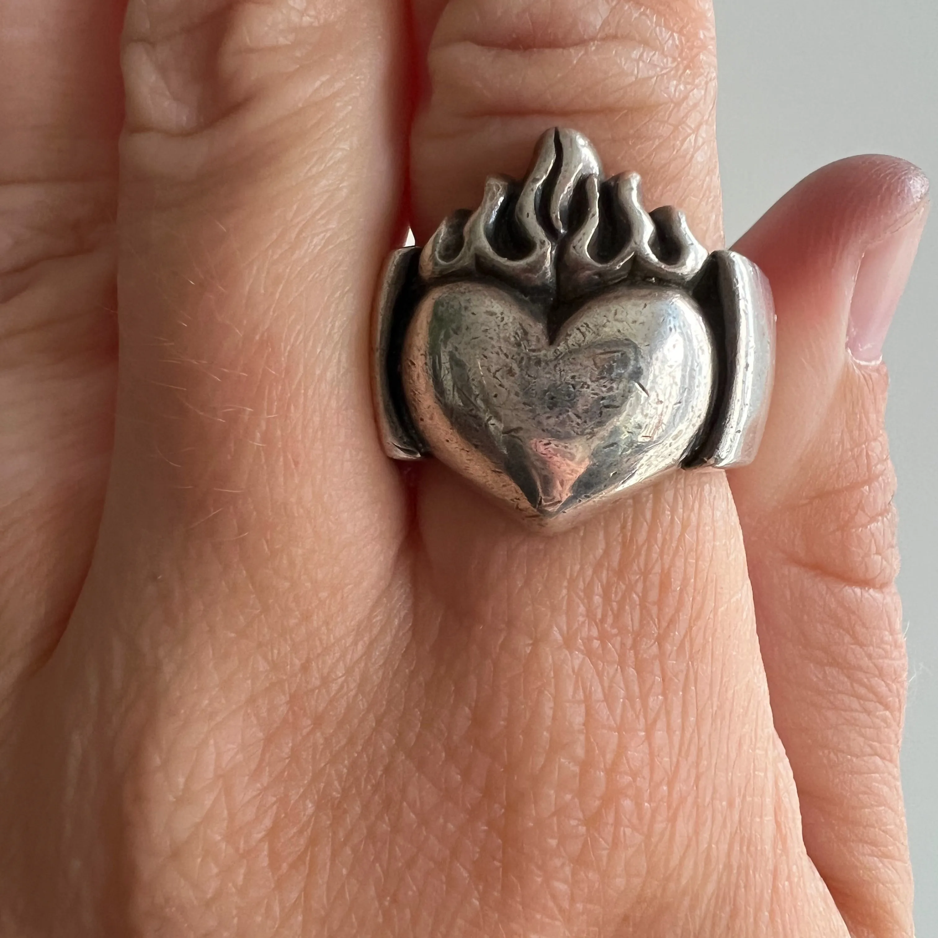 V I N T A G E // this heart is on fire / sterling silver biker style framing heart signet ring / size 8.25 to 8.5