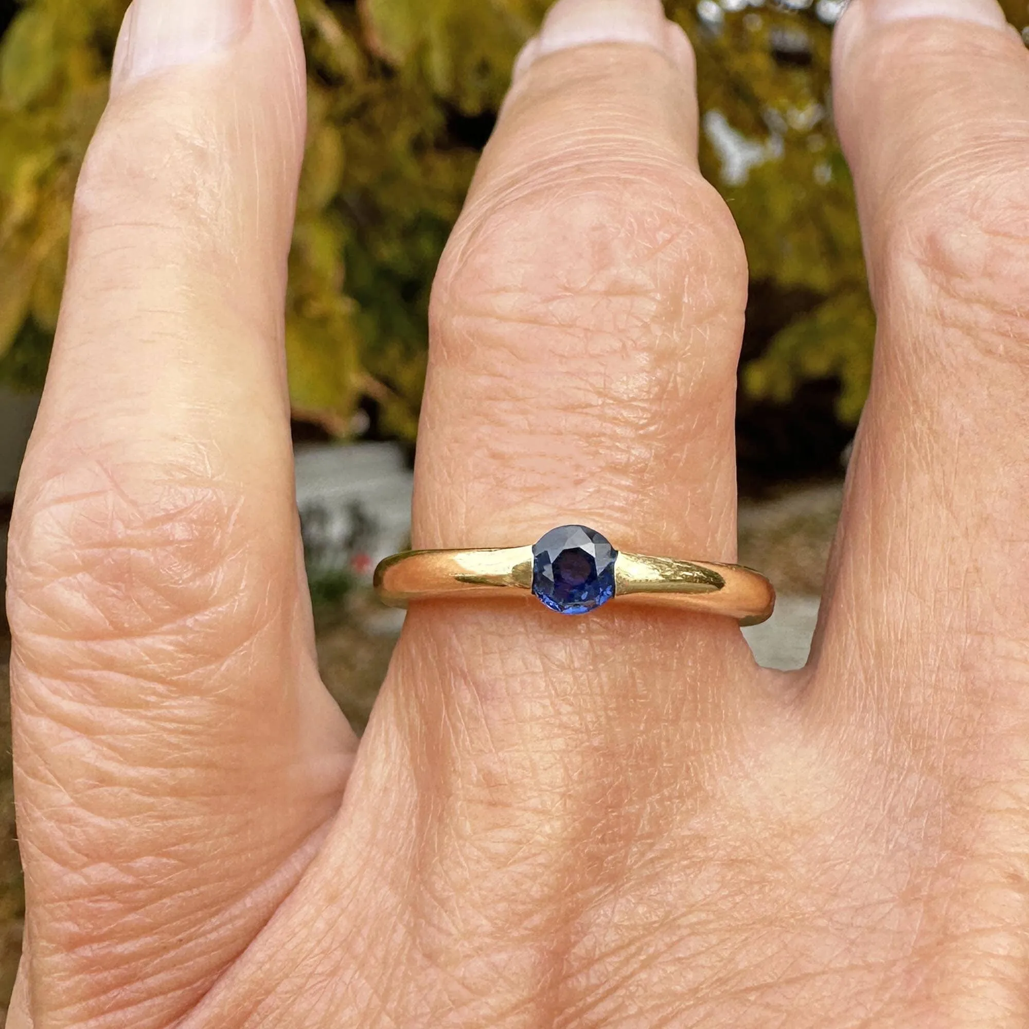 Vintage 18K Gold Donut Band Sapphire Ring