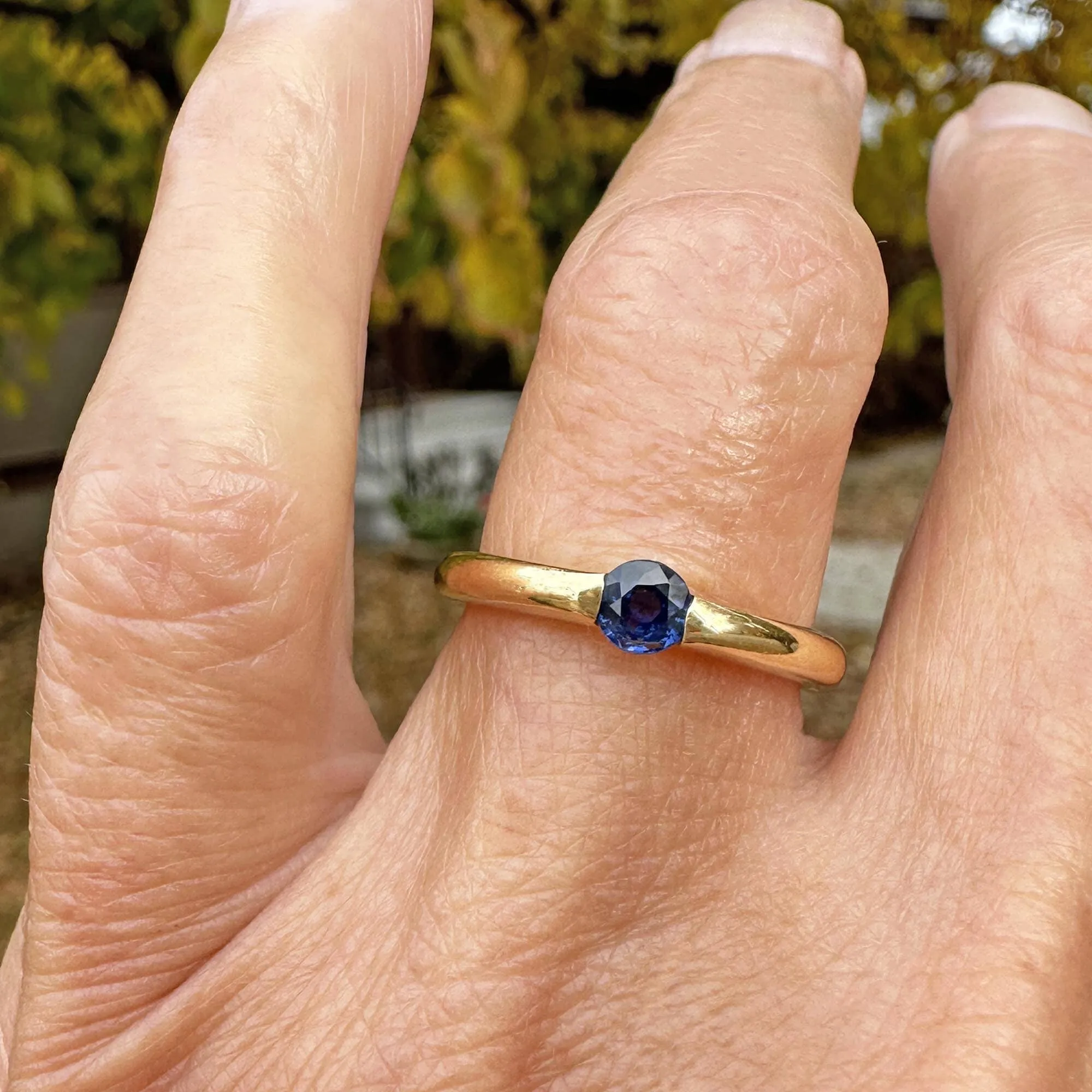 Vintage 18K Gold Donut Band Sapphire Ring